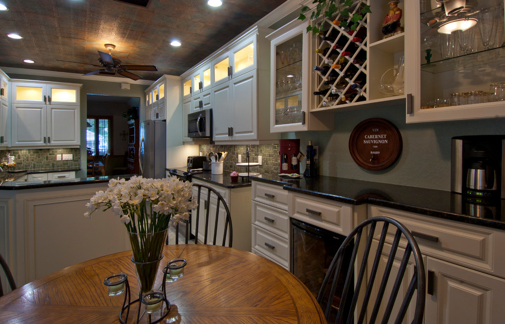 This is an example of a traditional kitchen in Tampa.