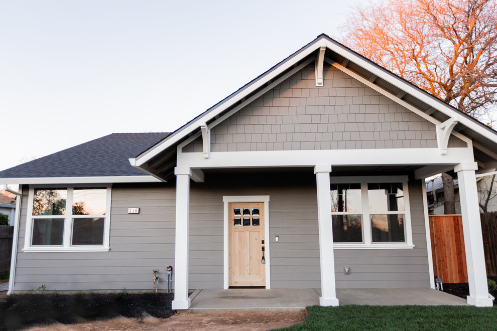 Photo of a mid-sized country one-storey grey house exterior in Sacramento with concrete fiberboard siding, a gable roof and a shingle roof.