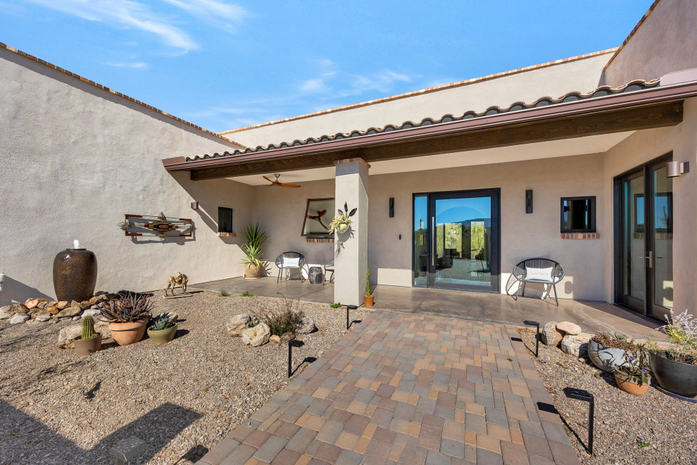 Transitional home design photo in Phoenix