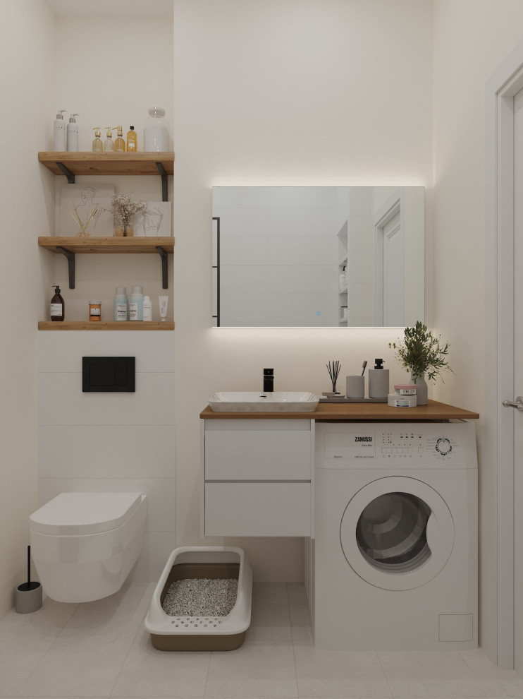 Стильный дизайн: маленькая главная ванная комната в скандинавском стиле с белыми фасадами, инсталляцией, белой плиткой, белым полом и тумбой под одну раковину для на участке и в саду - последний тренд