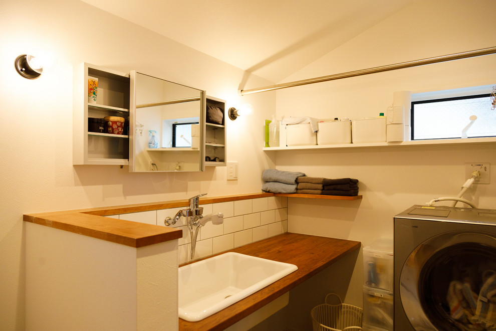 This is an example of an industrial laundry room in Tokyo Suburbs.