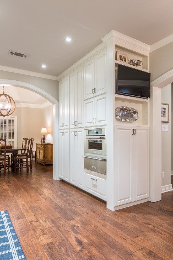 Kitchen - transitional kitchen idea in Austin