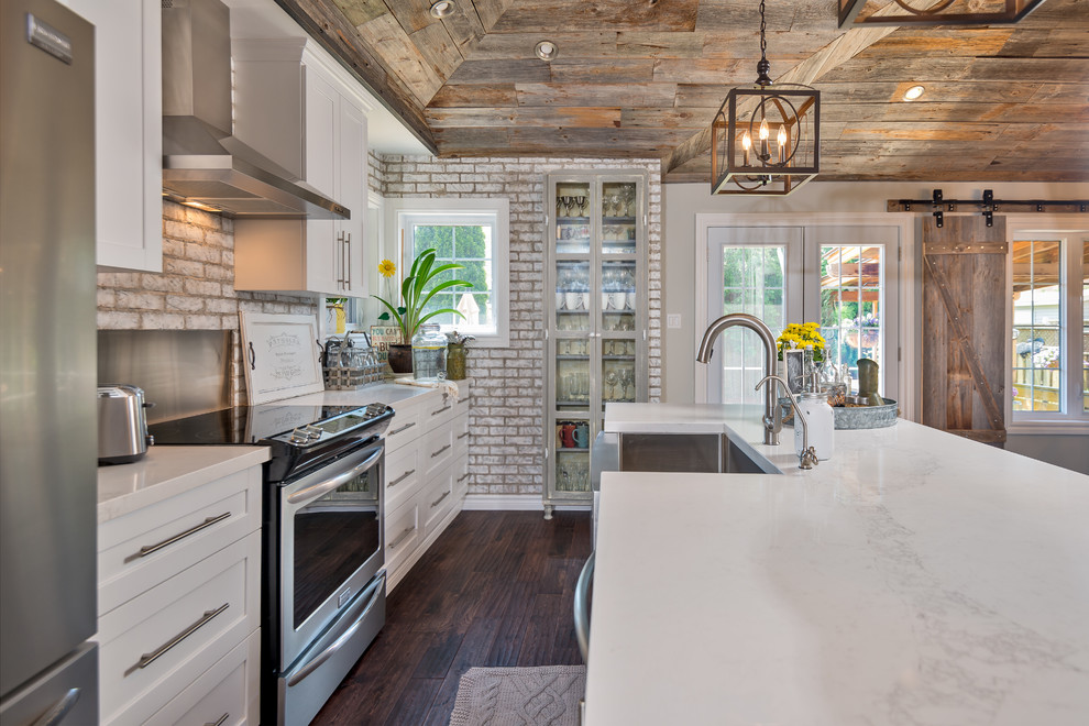 Inspiration for a shabby-chic style kitchen remodel in Toronto