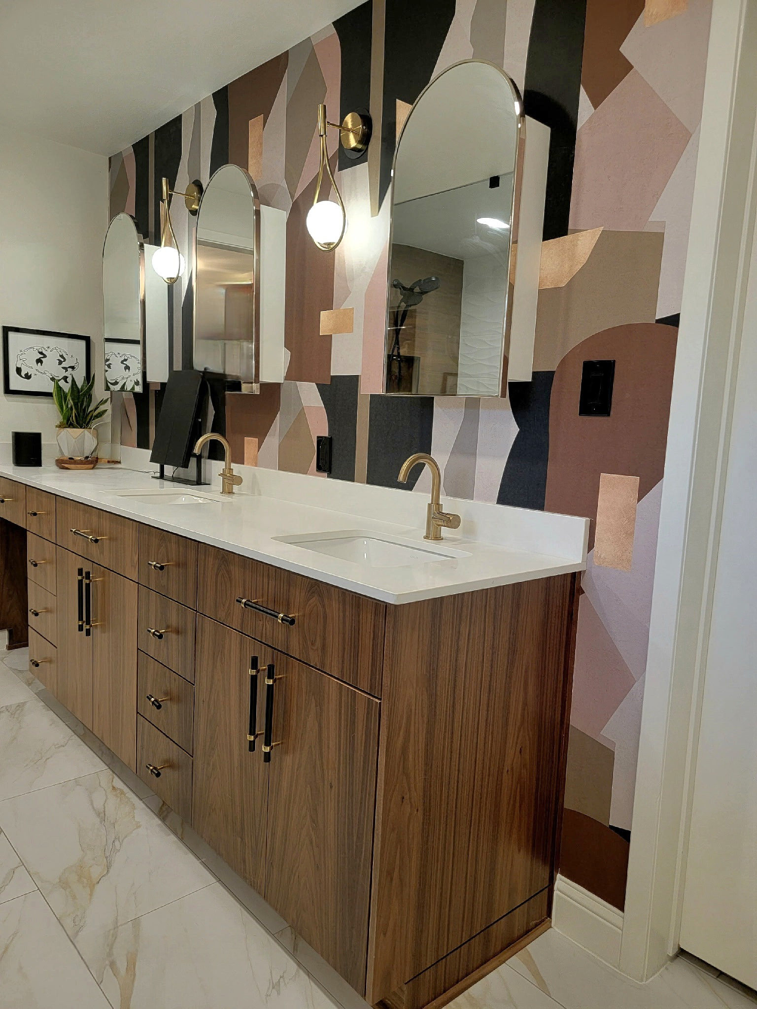 CONTEMPORARY MASTER BATHROOM WITH WALKING CLOSET
