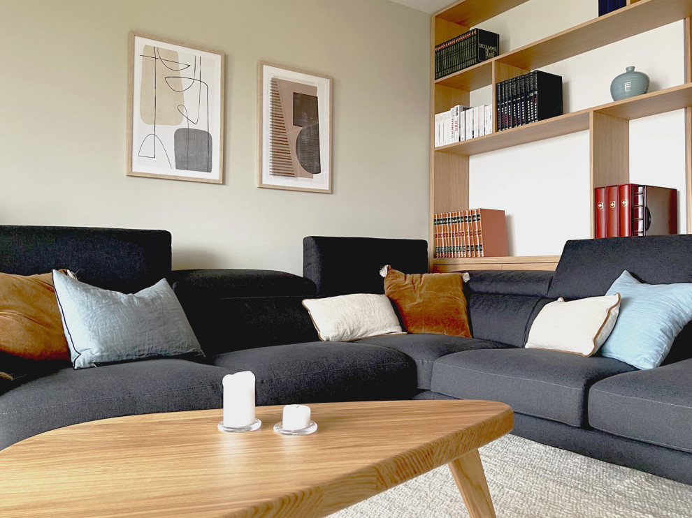 Idee per un soggiorno scandinavo aperto con libreria e pareti beige