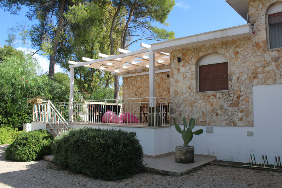 Esempio di una terrazza stile rurale con una pergola e parapetto in metallo