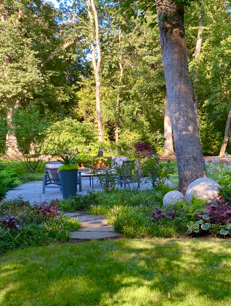 Foto di un ampio giardino minimalista esposto a mezz'ombra nel cortile laterale in estate con un ingresso o sentiero e pavimentazioni in pietra naturale