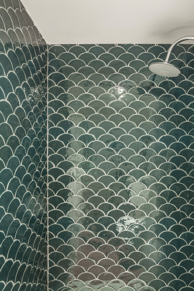Пример оригинального дизайна: маленькая главная ванная комната в средиземноморском стиле с плоскими фасадами, белыми фасадами, зеленой плиткой, белой столешницей, тумбой под одну раковину, подвесной тумбой, душем без бортиков, керамической плиткой, белыми стенами, полом из терракотовой плитки, накладной раковиной и коричневым полом для на участке и в саду