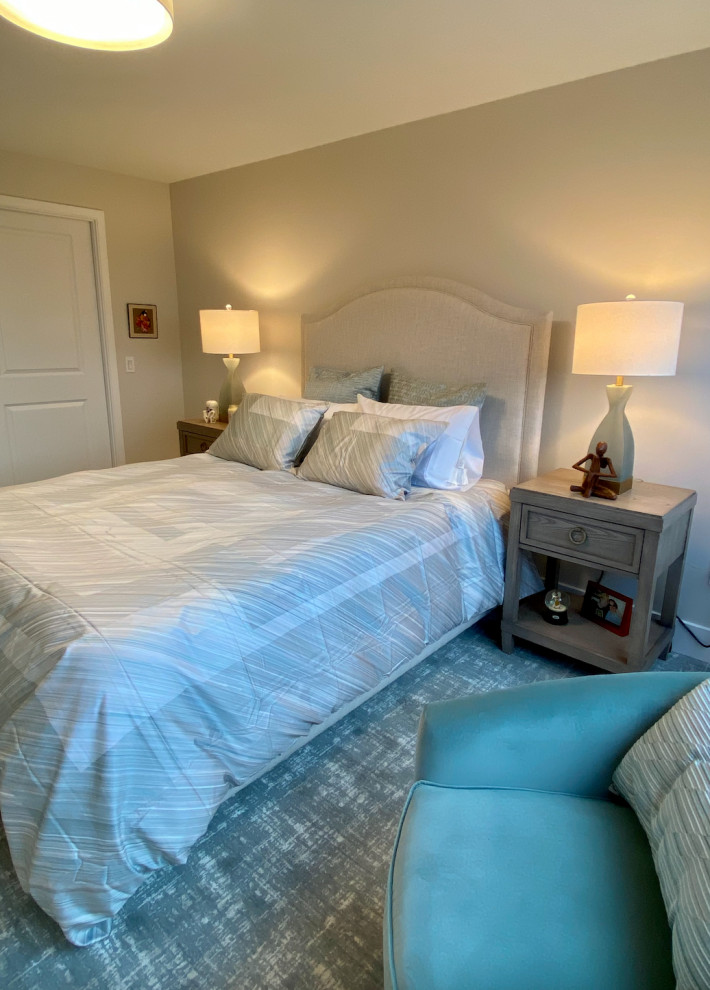Пример оригинального дизайна: гостевая спальня среднего размера, (комната для гостей) в стиле неоклассика (современная классика) с бежевыми стенами, ковровым покрытием и зеленым полом
