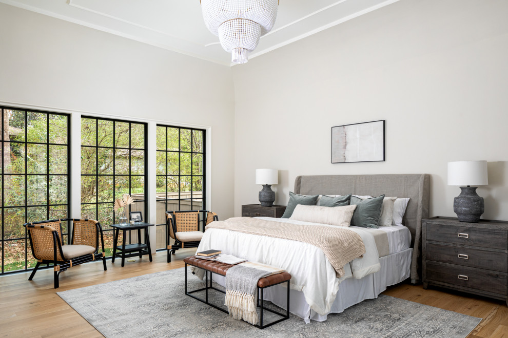 Idee per una camera da letto tradizionale con pareti bianche, parquet chiaro, pavimento marrone e soffitto ribassato