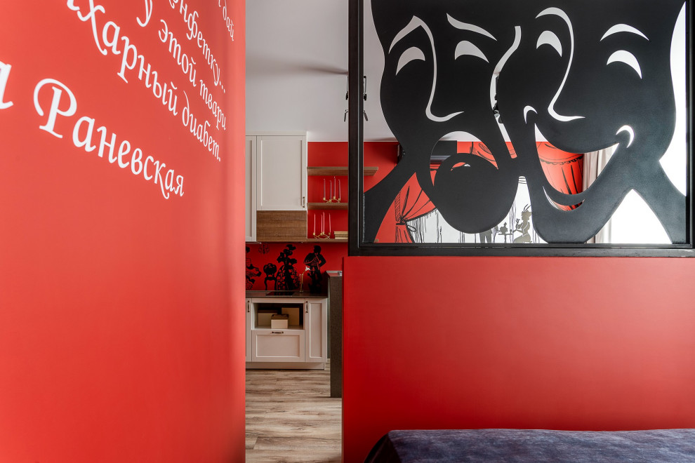 Foto på ett mellanstort 60 tals huvudsovrum, med röda väggar, vinylgolv och brunt golv