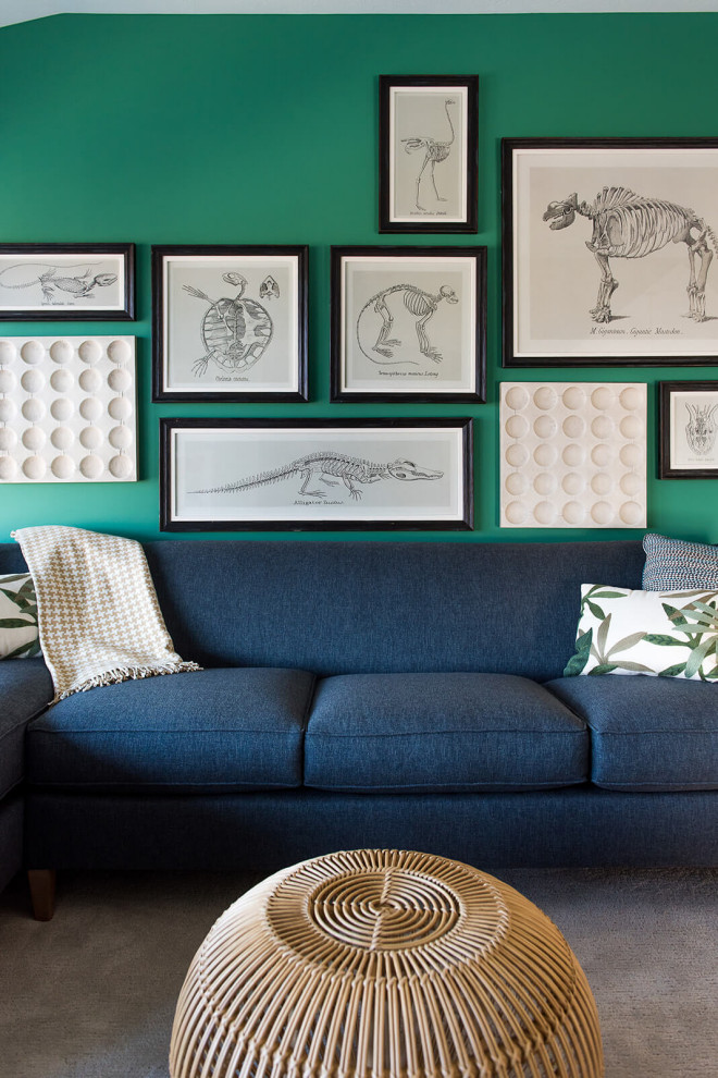 Mittelgroßes, Repräsentatives, Fernseherloses, Abgetrenntes Modernes Wohnzimmer ohne Kamin mit grüner Wandfarbe und Teppichboden in Indianapolis