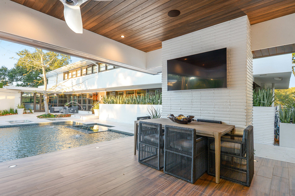 Photo of a contemporary pool in New Orleans.
