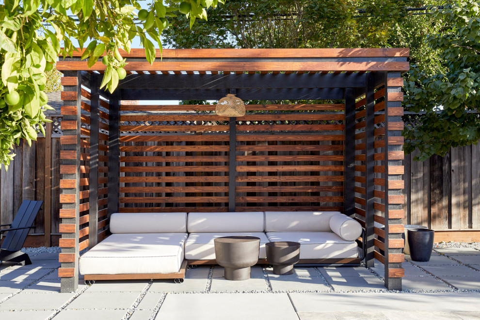 Modelo de jardín de secano retro de tamaño medio en patio trasero con exposición parcial al sol, adoquines de hormigón y con madera
