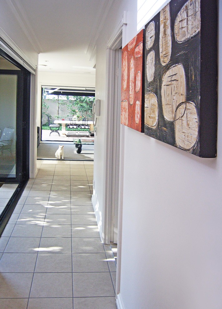 This is an example of a mid-sized contemporary entryway in Gold Coast - Tweed.