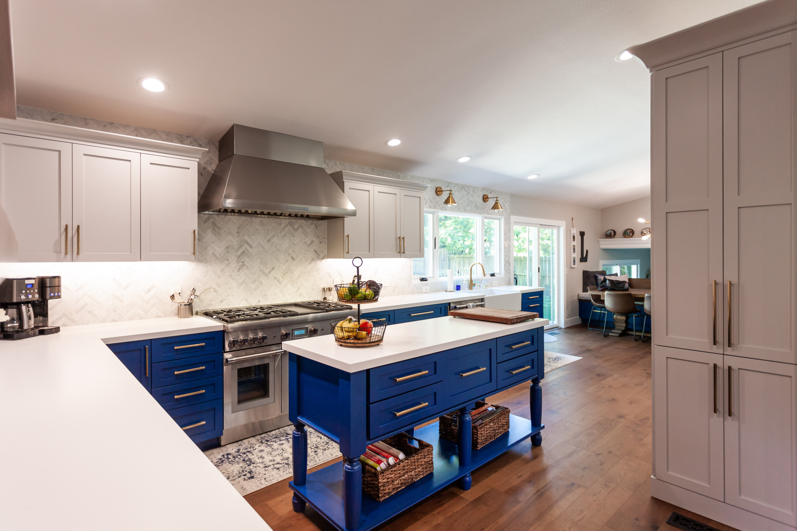 Stunning Kitchen w Blue Island