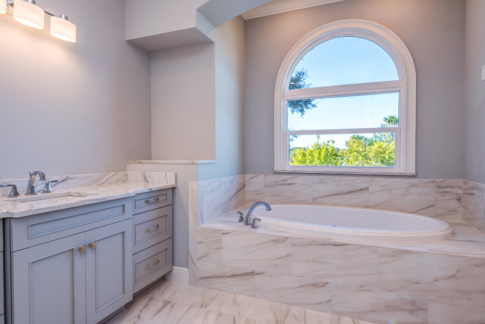 タンパにある高級な広い地中海スタイルのおしゃれな浴室の写真
