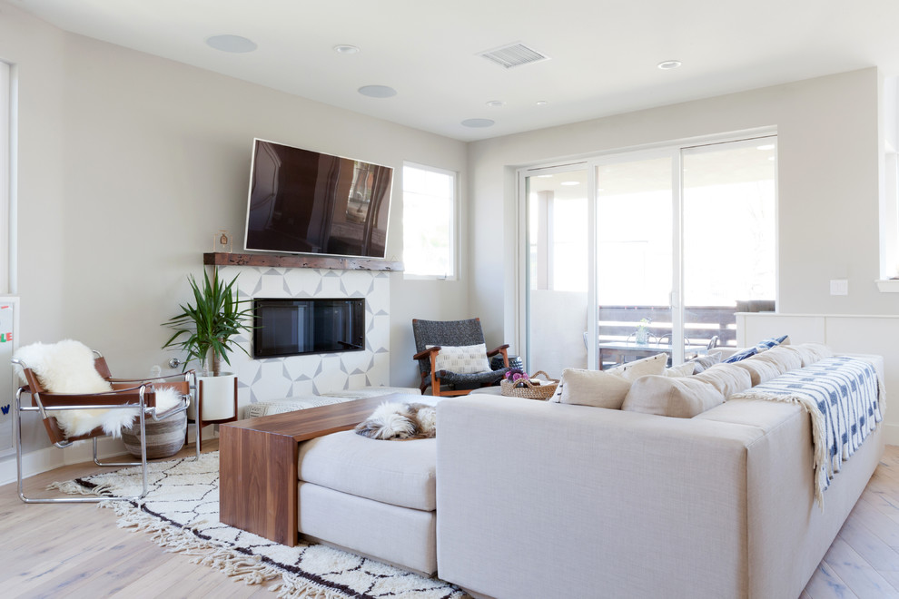 This is an example of a transitional living room in Los Angeles.