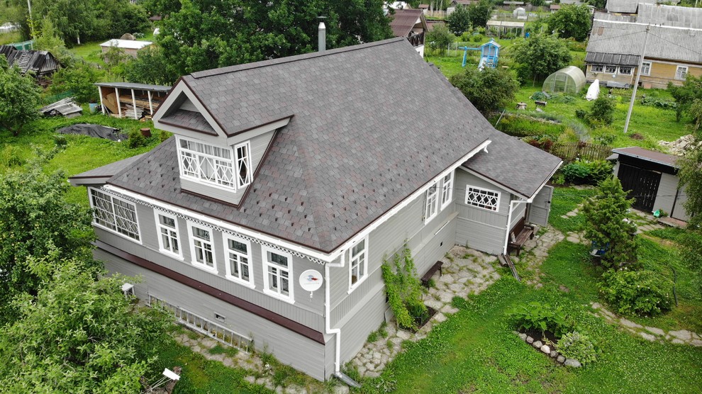 Классический дачный домик с резными наличниками