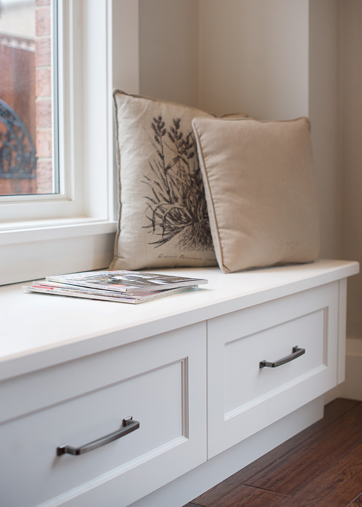 Kitchen - transitional kitchen idea in Toronto