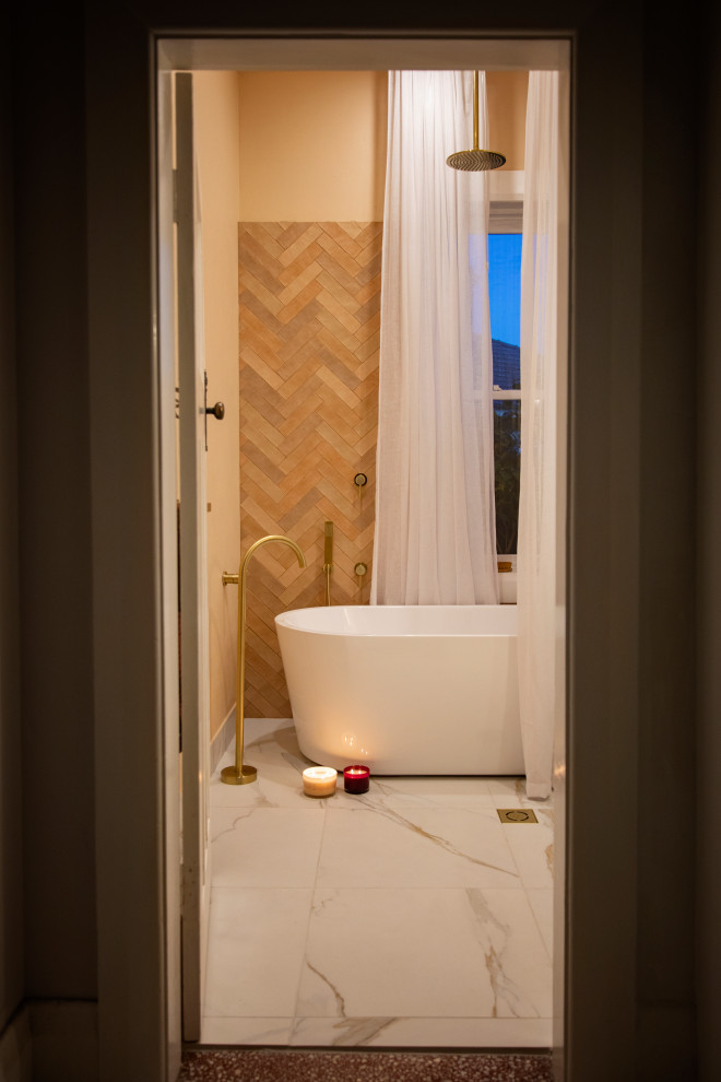Источник вдохновения для домашнего уюта: маленькая главная ванная комната в современном стиле с белыми фасадами, отдельно стоящей ванной, душем над ванной, унитазом-моноблоком, оранжевой плиткой, керамической плиткой, оранжевыми стенами, мраморным полом, настольной раковиной, столешницей из искусственного кварца, белым полом, шторкой для ванной, белой столешницей, тумбой под одну раковину, подвесной тумбой и любой отделкой стен для на участке и в саду