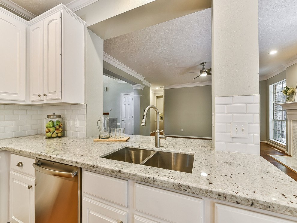 Home design - transitional home design idea in Houston