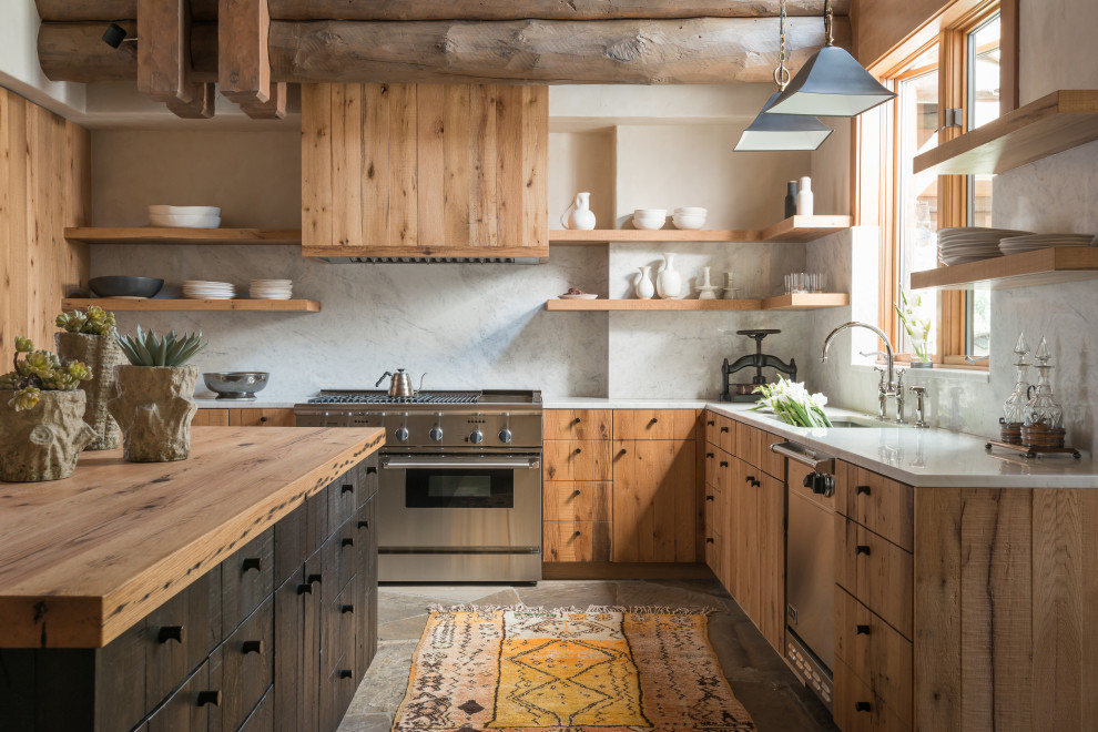 Idée de décoration pour une grande cuisine chalet en bois brun avec un placard à porte plane, plan de travail en marbre, une crédence en marbre et îlot.