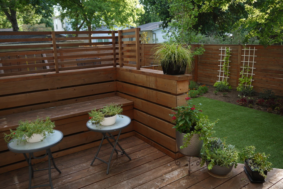 Design ideas for a mid-sized arts and crafts backyard deck in Austin with no cover.