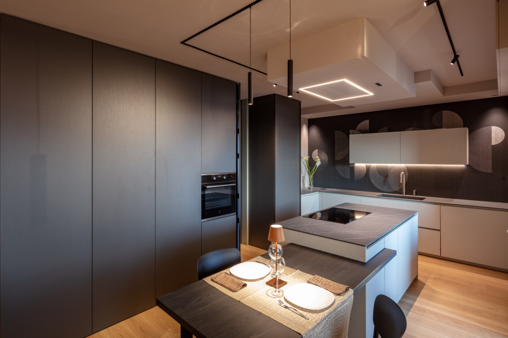Inspiration for a contemporary kitchen remodel in Turin