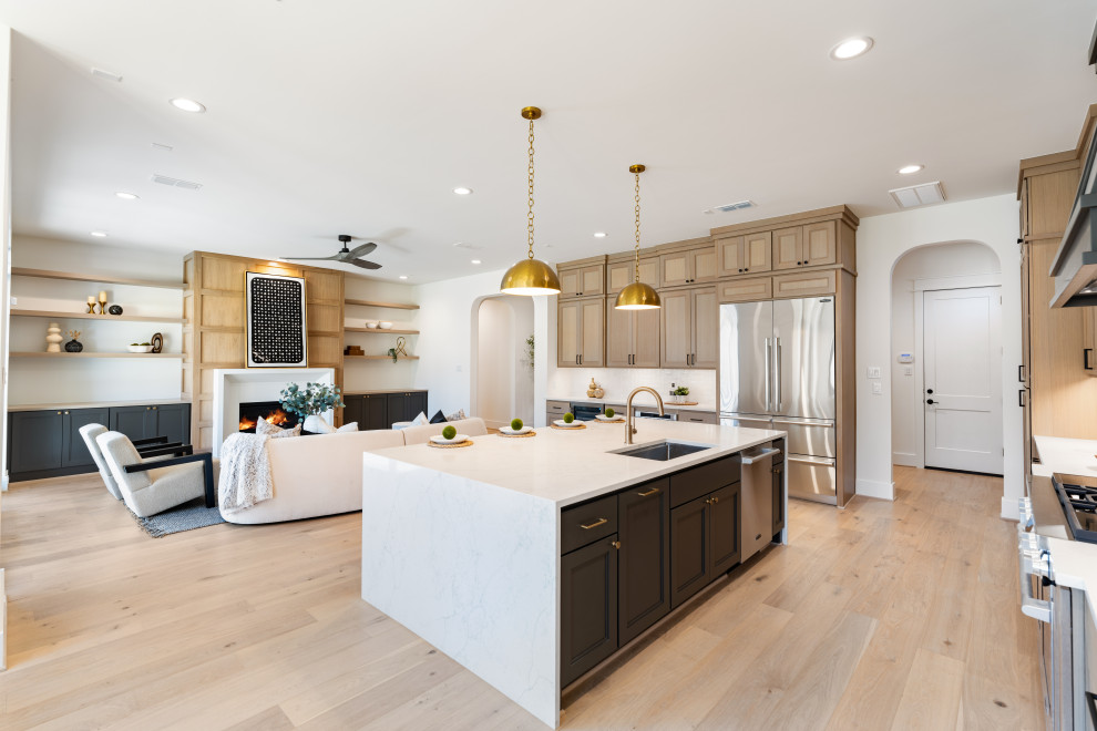 Kitchen - transitional kitchen idea in Houston