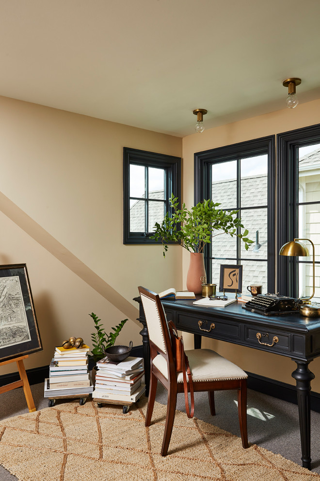 Kleines Klassisches Arbeitszimmer mit beiger Wandfarbe, Teppichboden, freistehendem Schreibtisch, braunem Boden und Tapetenwänden in Minneapolis
