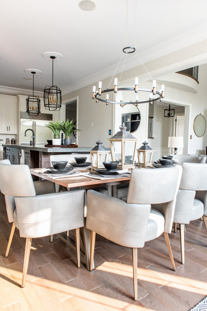 Transitional home design photo in Toronto