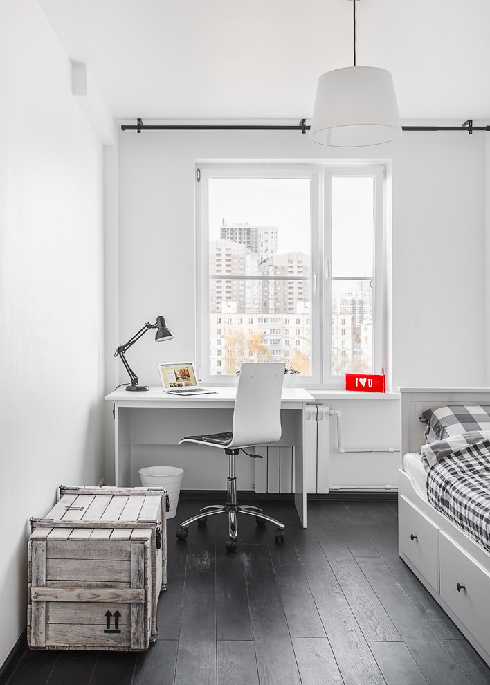 Photo of a scandinavian gender-neutral teen room in Moscow with white walls and black floor.