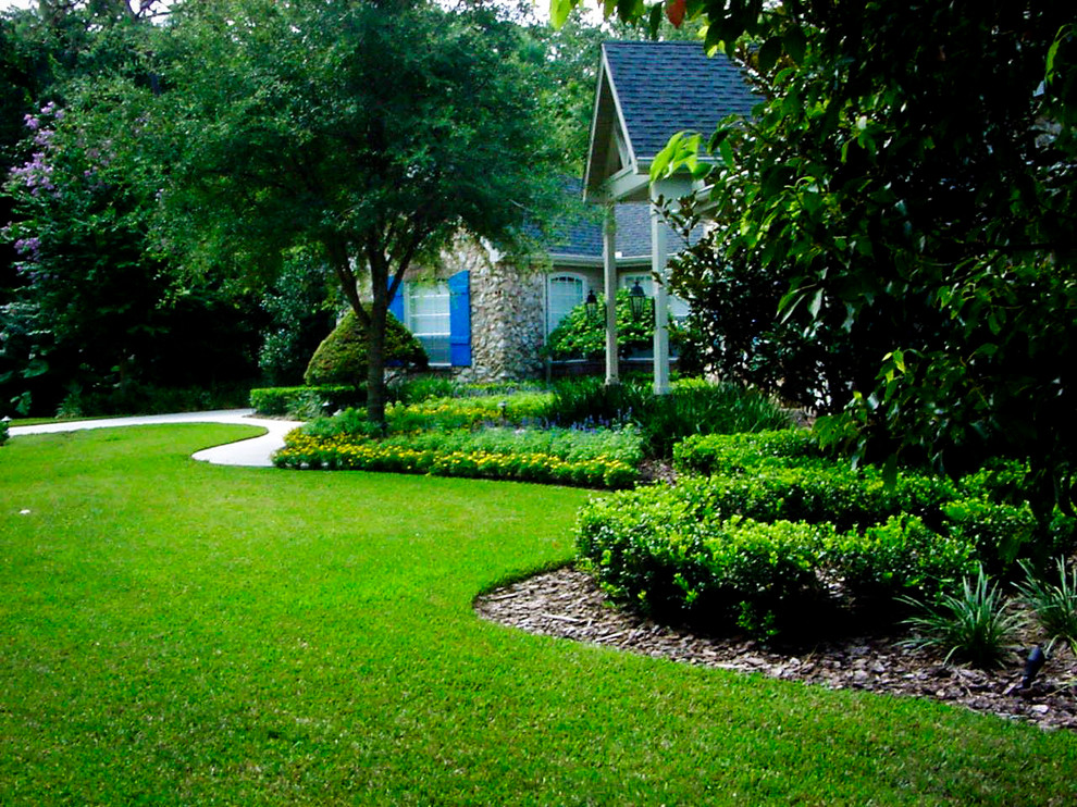 Design ideas for a large traditional front yard full sun garden in Austin with mulch.