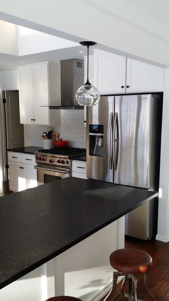Eat-in kitchen - mid-sized transitional u-shaped dark wood floor eat-in kitchen idea with a single-bowl sink, recessed-panel cabinets, white cabinets, granite countertops, white backsplash, ceramic backsplash and stainless steel appliances
