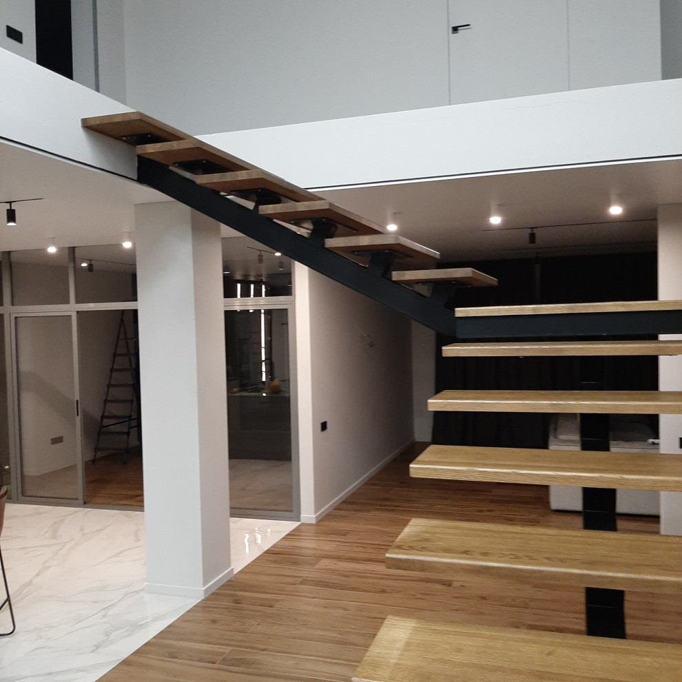 Лестница на монокосоуре с опорными столбами внутри стены из пеноблока