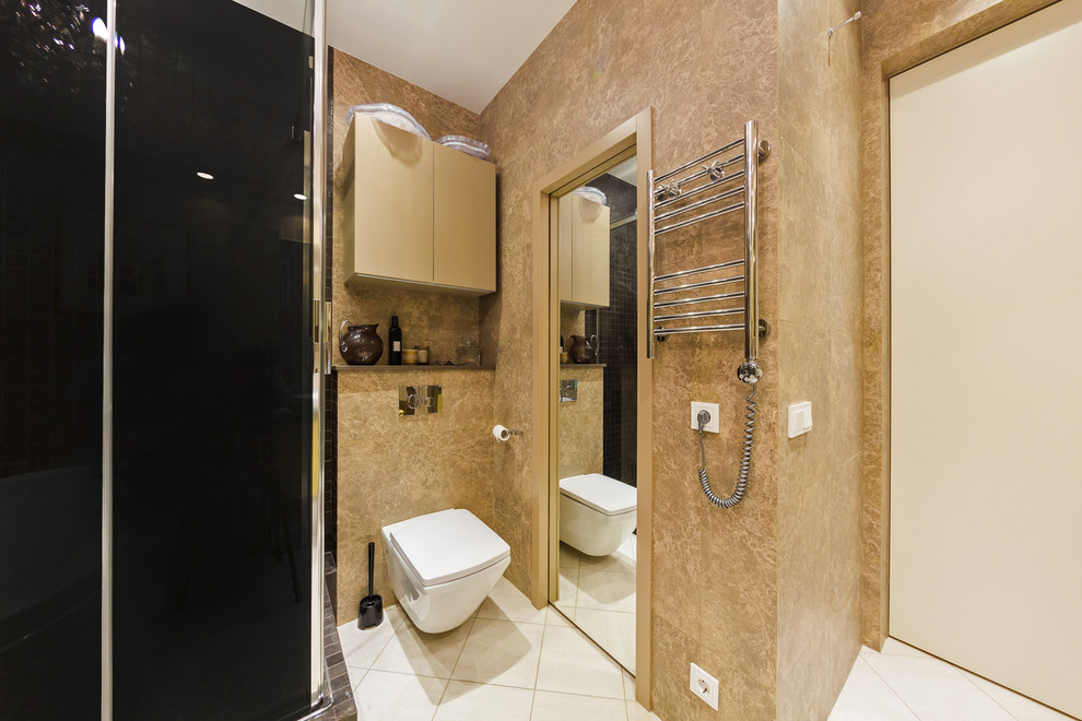 Идея дизайна: маленькая ванная комната в современном стиле с желтыми фасадами, отдельно стоящей ванной, душем в нише, инсталляцией, коричневой плиткой, керамогранитной плиткой, коричневыми стенами, полом из керамогранита, душевой кабиной, раковиной с пьедесталом, бежевым полом и душем с раздвижными дверями для на участке и в саду