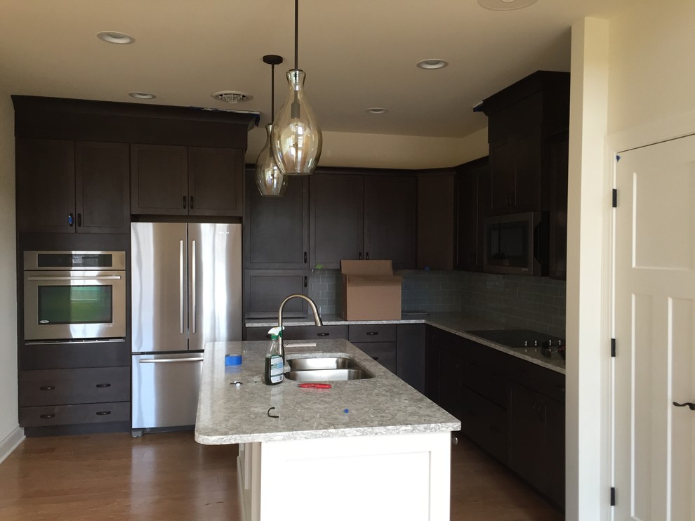 Kitchen - transitional kitchen idea
