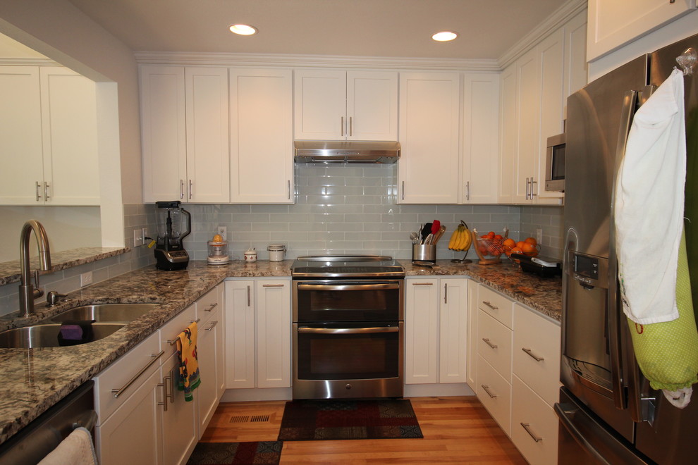 Kitchen - transitional kitchen idea