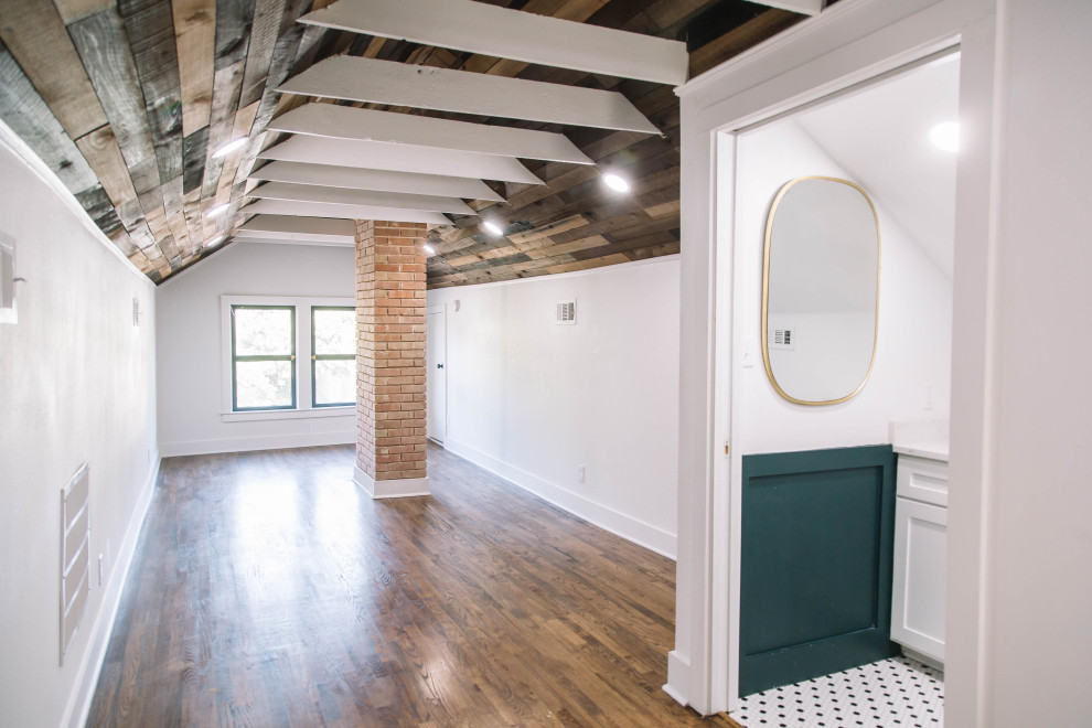 Mittelgroßes Modernes Wohnzimmer im Loft-Stil mit weißer Wandfarbe, braunem Holzboden, braunem Boden und freigelegten Dachbalken in Dallas