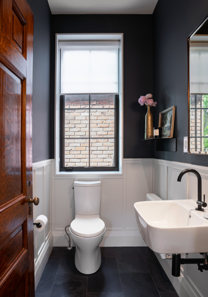 Inspiration för klassiska toaletter, med öppna hyllor, vita skåp, svarta väggar, ett väggmonterat handfat och svart golv