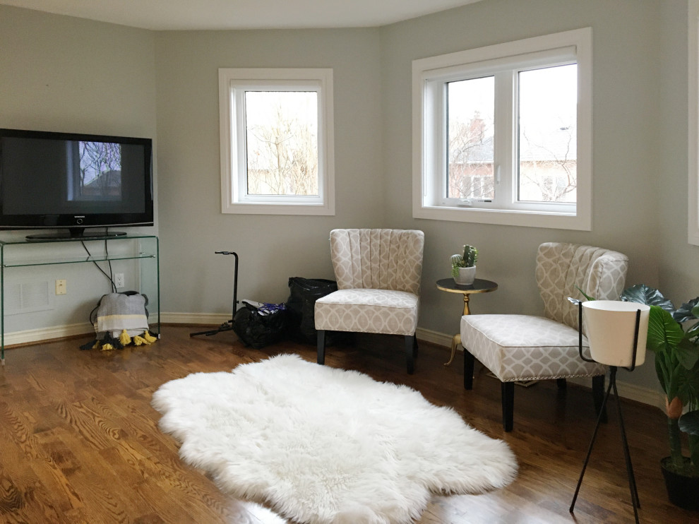 Transitional home design photo in Toronto
