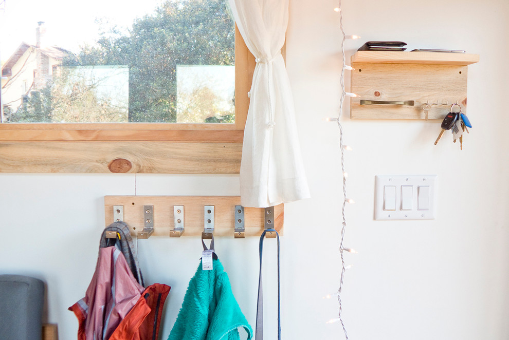 Entryway - contemporary entryway idea in San Francisco
