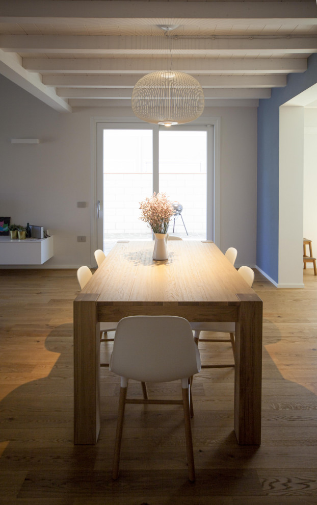 Foto de comedor escandinavo grande abierto con paredes azules, suelo de madera en tonos medios, suelo beige y vigas vistas