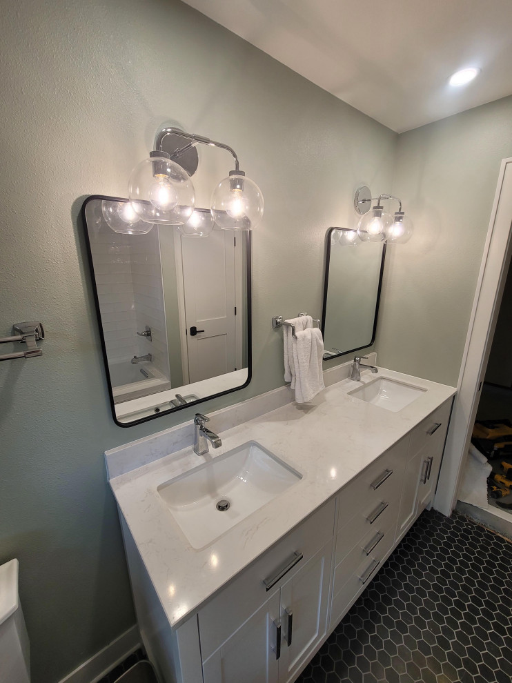 Exempel på ett mellanstort lantligt vit vitt en-suite badrum, med skåp i shakerstil, vita skåp, ett platsbyggt badkar, en dusch/badkar-kombination, en toalettstol med separat cisternkåpa, vit kakel, tunnelbanekakel, gröna väggar, travertin golv, ett undermonterad handfat, marmorbänkskiva, svart golv och dusch med duschdraperi