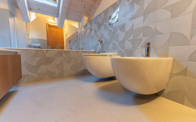 Il piccolo bagno in soffitta modern-badezimmer