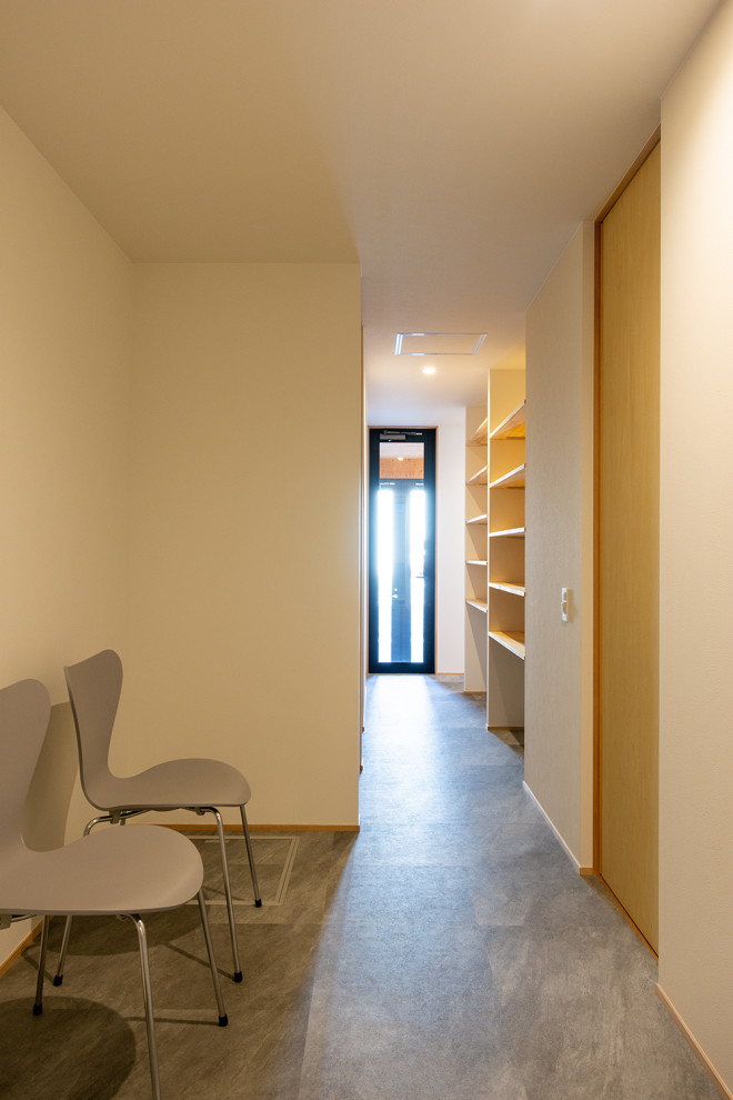 Foto de recibidores y pasillos modernos de tamaño medio con paredes blancas, suelo vinílico, suelo gris, papel pintado y papel pintado