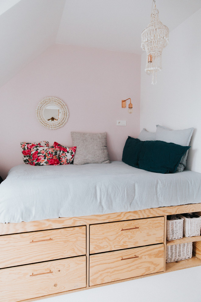 Mid-sized contemporary guest bedroom in Paris with pink walls, vinyl floors and white floor.