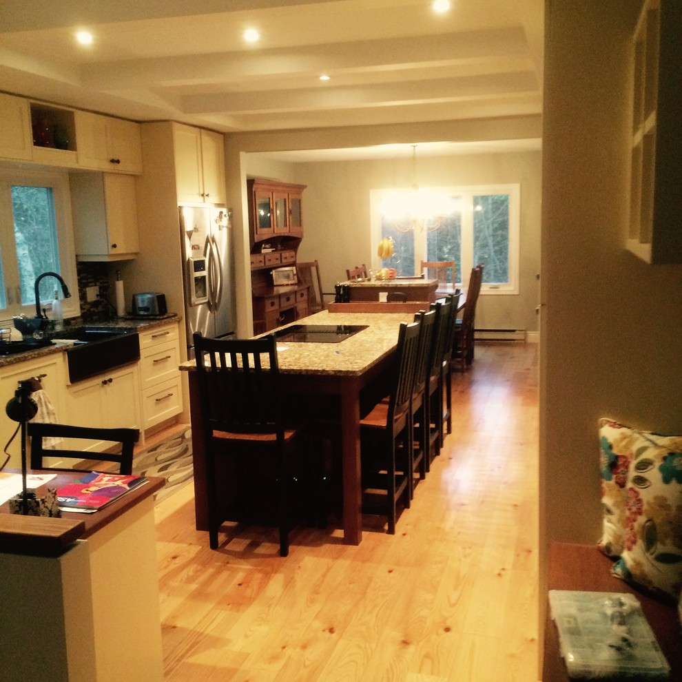 Kitchen - transitional kitchen idea in Toronto