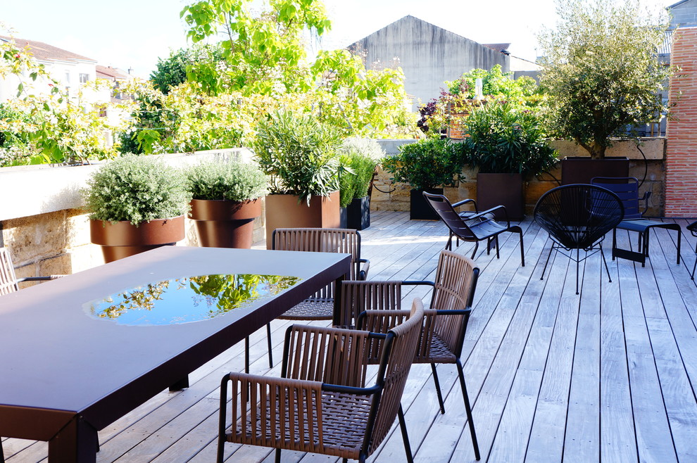 Inspiration for a contemporary deck in Bordeaux.